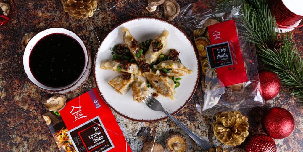 Świąteczne pierogi z kapustą, grzybami shiitake i czerwonym barszczem
