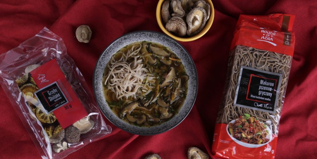 Zupa grzybowa z makaronem gryczanym chow mein