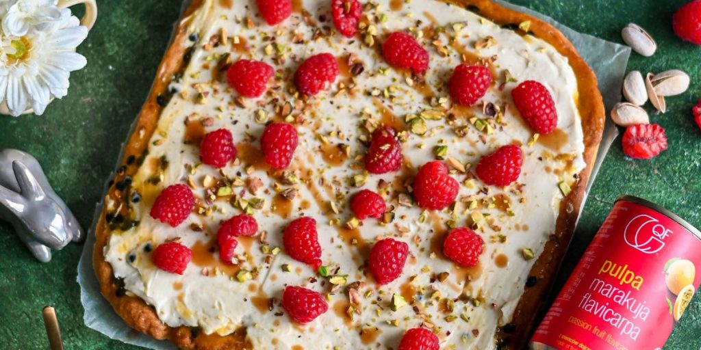 Wielkanocny mazurek z kremem tahini, marakują i mleczkiem kokosowym