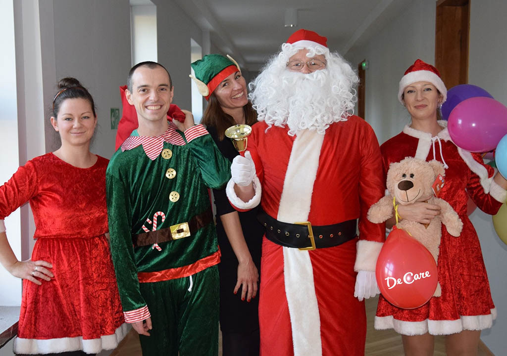 Świąteczna delegacja De Care w Szpitalu Dziecięcym w Dziekanowie Leśnym