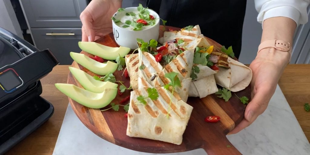 Tortilla z mango, awokado, grillowanymi warzywami i wołowiną De Care Group Karolina Smyk