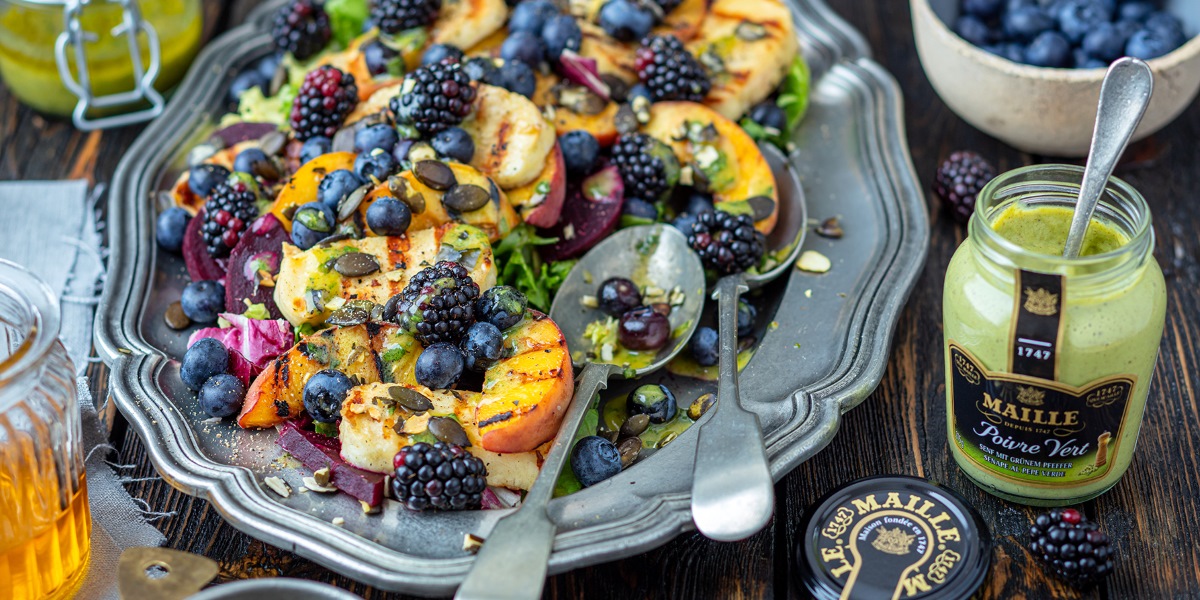 Sałatka z grillowanym serem halloumi z dressingiem miodowo musztardowym Praktykulinarni De Care Group