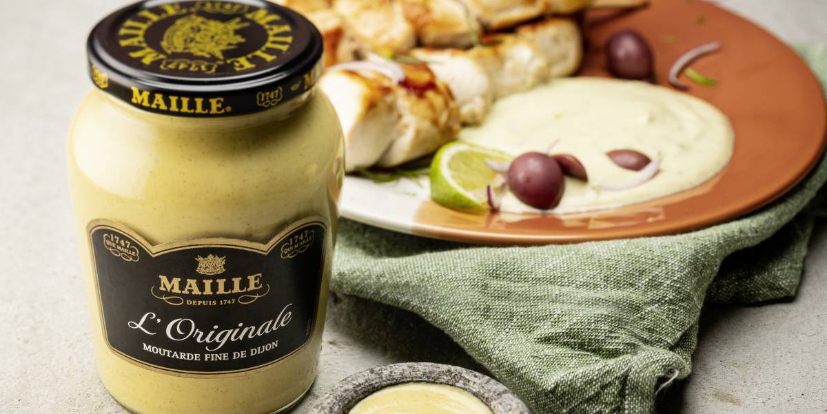 Grillowane szaszłyki z kurczaka z dipem musztardowo-jogurtowym Maille