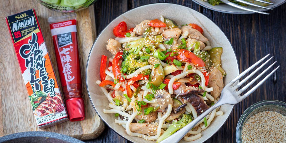 Makaron Udon z indykiem i pastą chili Nanami S&B De Care Group