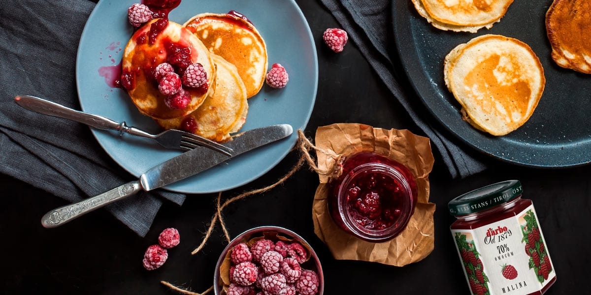 Kokosowe pancakes z dżemem malinowym Darbo