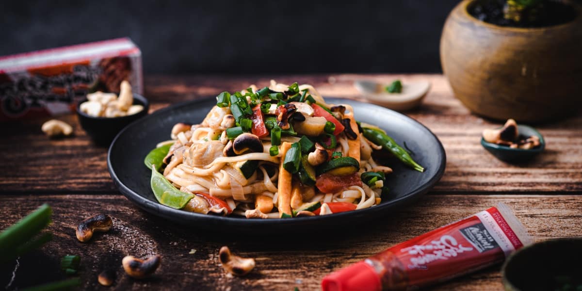 Makaron udon z sosem Nanami chili Flymetothespoon De Care Group