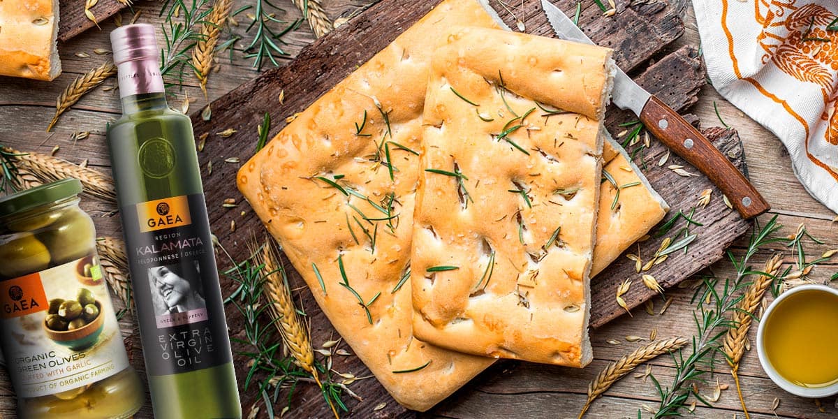 Focaccia z oliwkami i solą morską