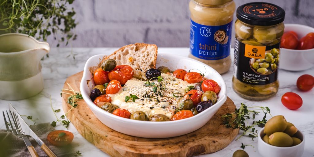 Pieczona feta z oliwkami, pomidorkami i aromatycznym tahini Flymetothespoon