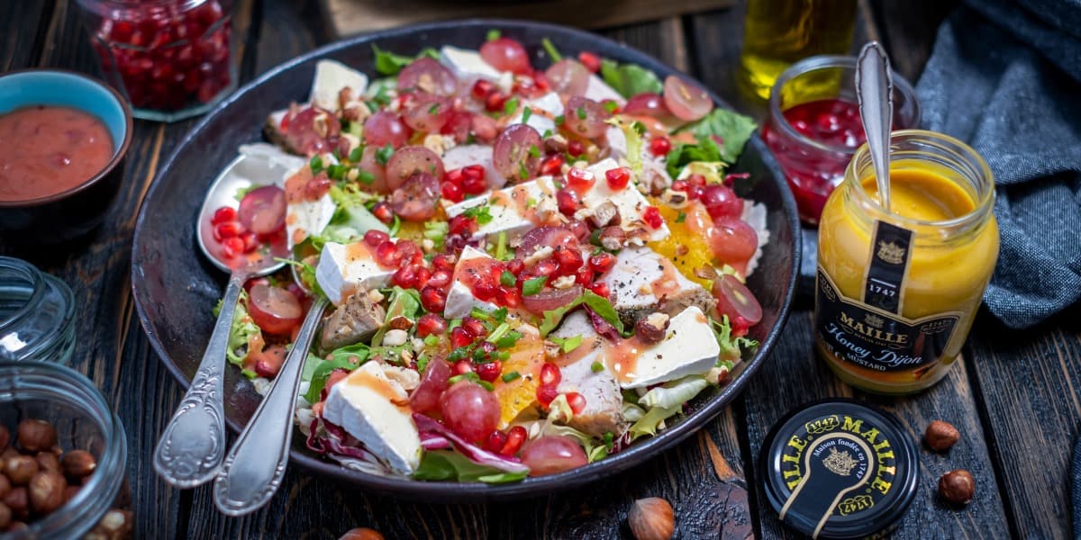 Sałatka z pieczonym indykiem, camembertem i żurawinowym winegretem