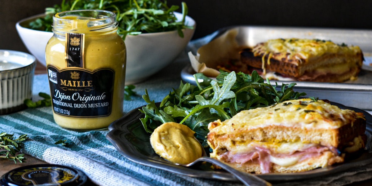 Croque Monsieurille-francuska kanapka z zapiekanym serem i musztardą Dijon