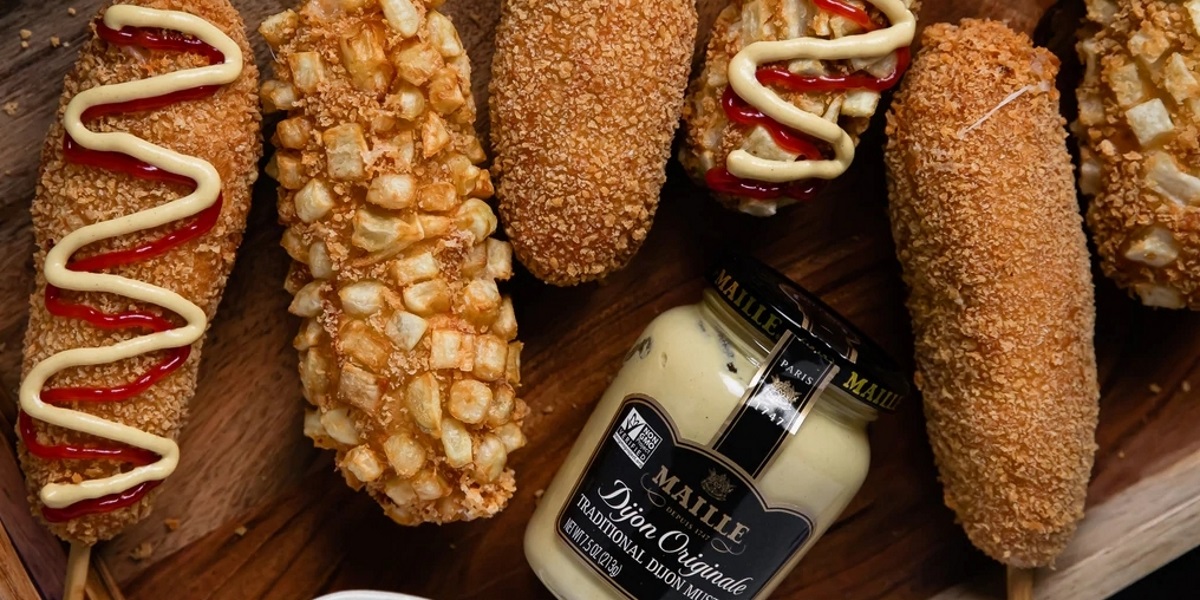 Koreańskie smażone corn dogi z musztardą Dijon Maille