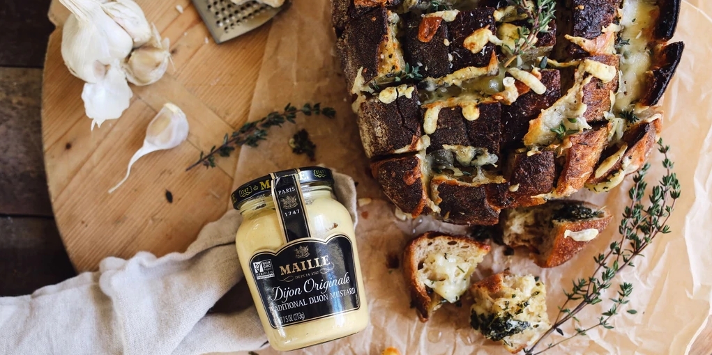 Zapiekany chleb z serem ziołami i musztardą Dijon