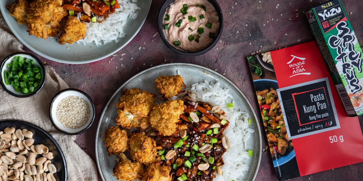 Pieczone nugettsy z kalafiora z ryżem i pastą Kung Pao House of Asia Karolina Kos