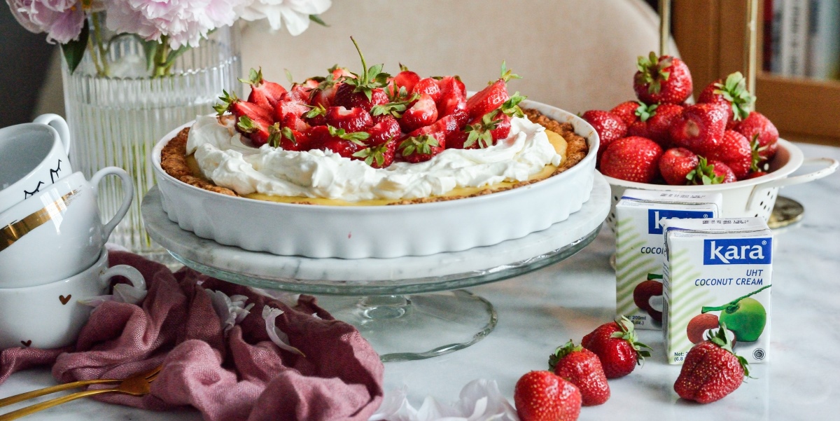 Tarta z truskawkami z kremowym kokosowym budyniem Kara Smyk w Kuchni