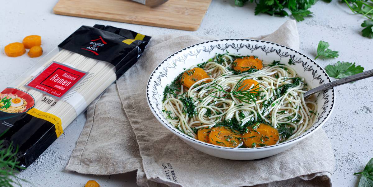 Tradycyjny rosół drobiowo-wołowy z makaronem ramen House of Asia