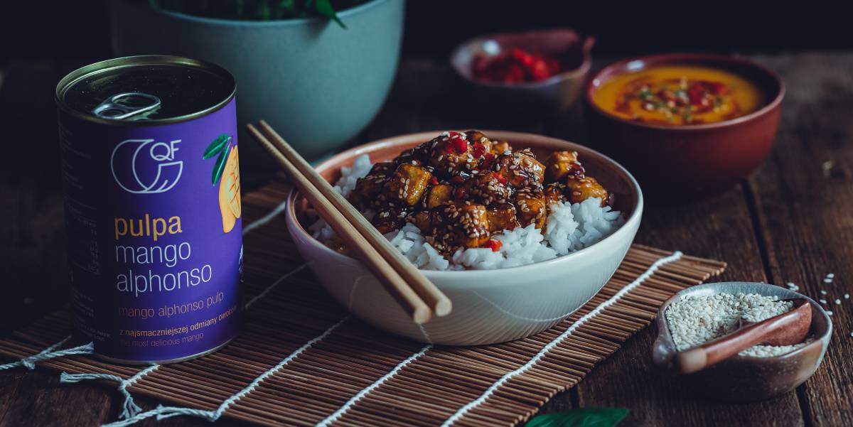 Tofu w egzotycznym sosie mango i chili yummy fotografia kulinarna