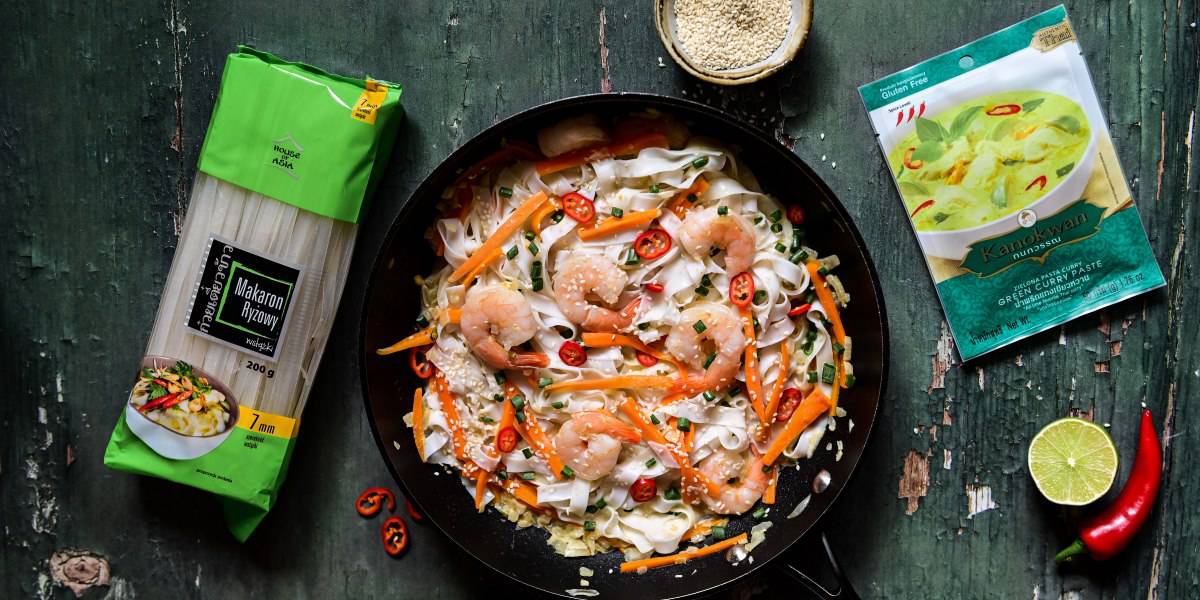 Makaron po tajsku z krewetkami Czarna Wisienka House of Asia Kanokwan