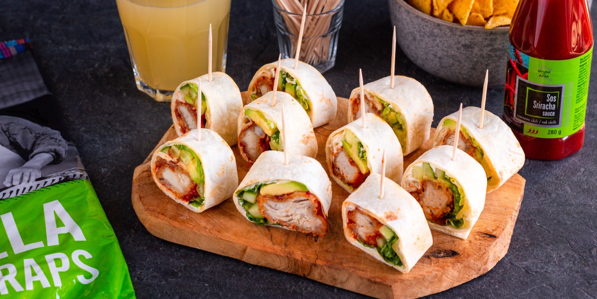 Roladki z tortilli z chrupiącym kurczakiem w sosie sriracha