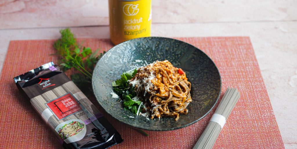 Makaron soba z ragù z zielonego jackfruita