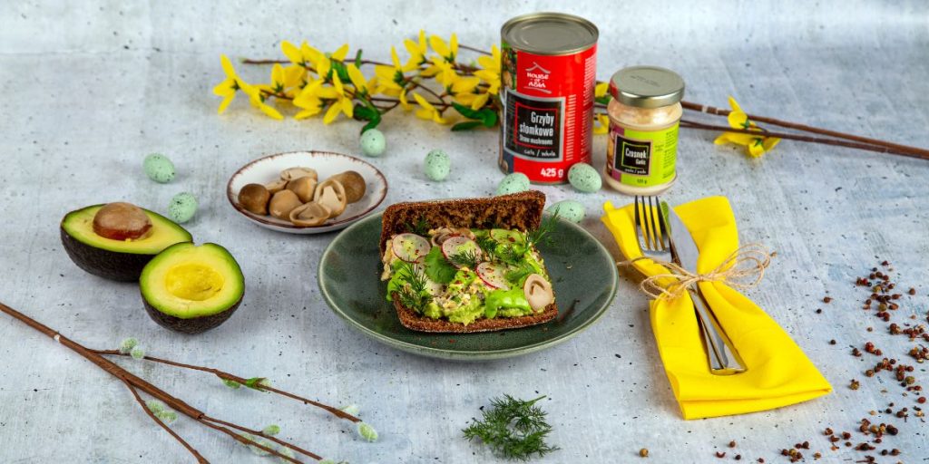 Pasta jajeczna z awokado i grzybami słomkowymi De Care