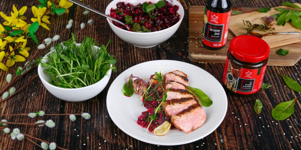 Pierś z kaczki po pekińsku z sałatką z buraków