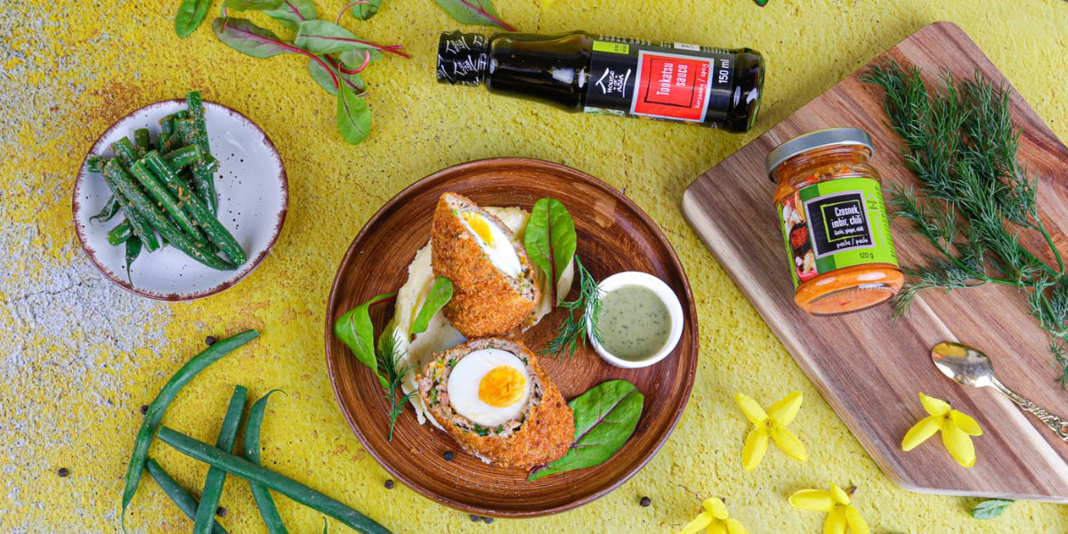 Kotlet w panierce panko faszerowany jajkiem i grzybami shiitake