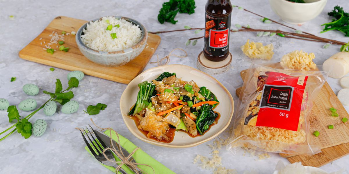 Stir-fry z białą kiełbasą z grzybami shiitake w sosie tonkatsu