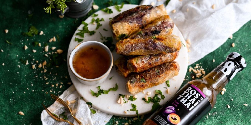 Chrupiące sajgonki z grzybami shiitake i sosem śliwkowym Ros Thai Thai Kuchenny kodeks