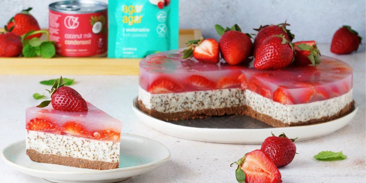 Wegański sernik na zimno z truskawkami i nasionami chia