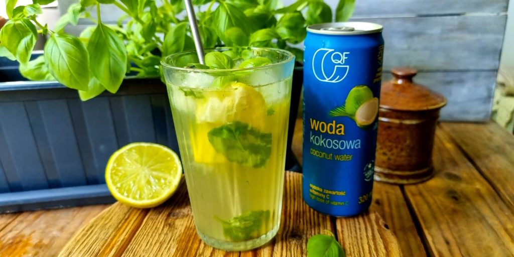 Bezalkoholowe mohito bazyliowe z wodą kokosową z wit. C Quality Food Zdrowo w 15 minut