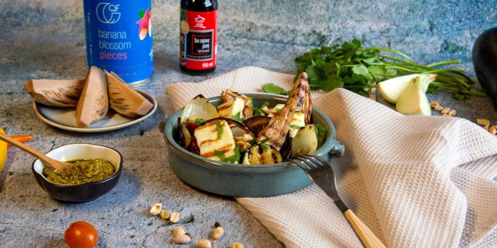 Sałatka z grillowanym kwiatem bananowca, warzywami, serem halloumi w sosie musztardowo-miodowym Maille