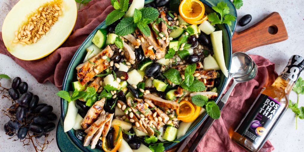 Sałatka z grillowanym schabem w sosie śliwkowym Ros Thai Thai Smyk w Kuchni