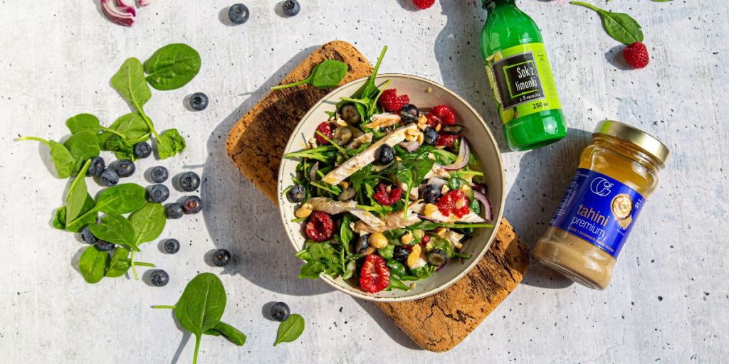 Sałatka z kurczakiem, sezonowymi owocami i sosem tahini