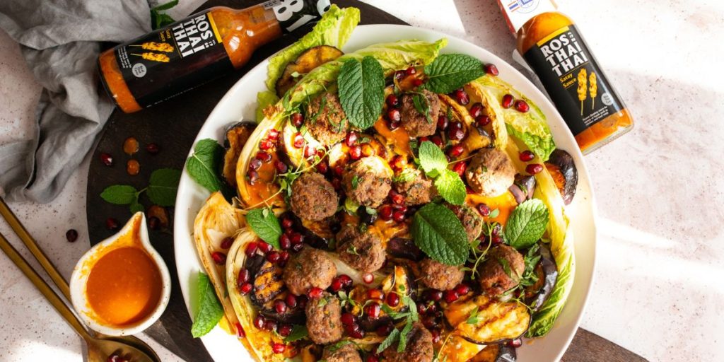 Sałatka z mięsnymi kuleczkami z grilla z orzechowym sosem Ros Thai Thai Smyk w Kuchni