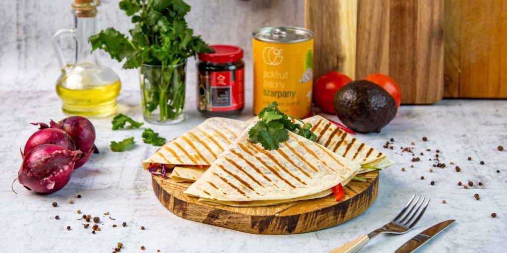 Tortilla z szarpanym jackfruitem i warzywami