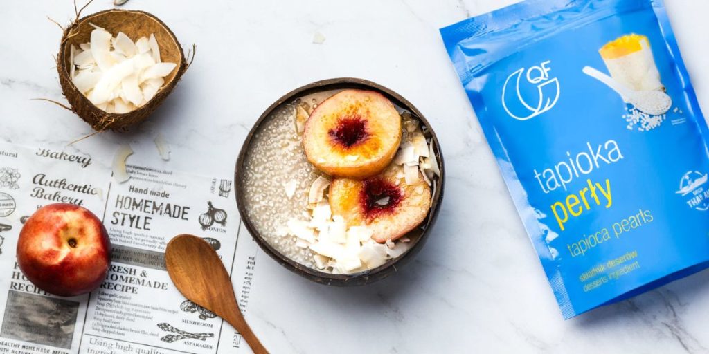 Kokosowy deser z tapioki z grillowanymi nektarynkami waffle.plantation Quality Food