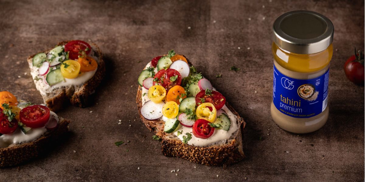 Tosty z jogurtowym sosem tahini i warzywami waffle.plantation