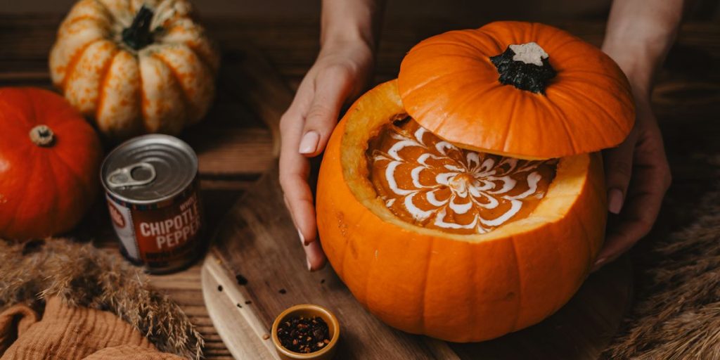 Zupa dyniowa z chipotle z kremem kokosowym Kara