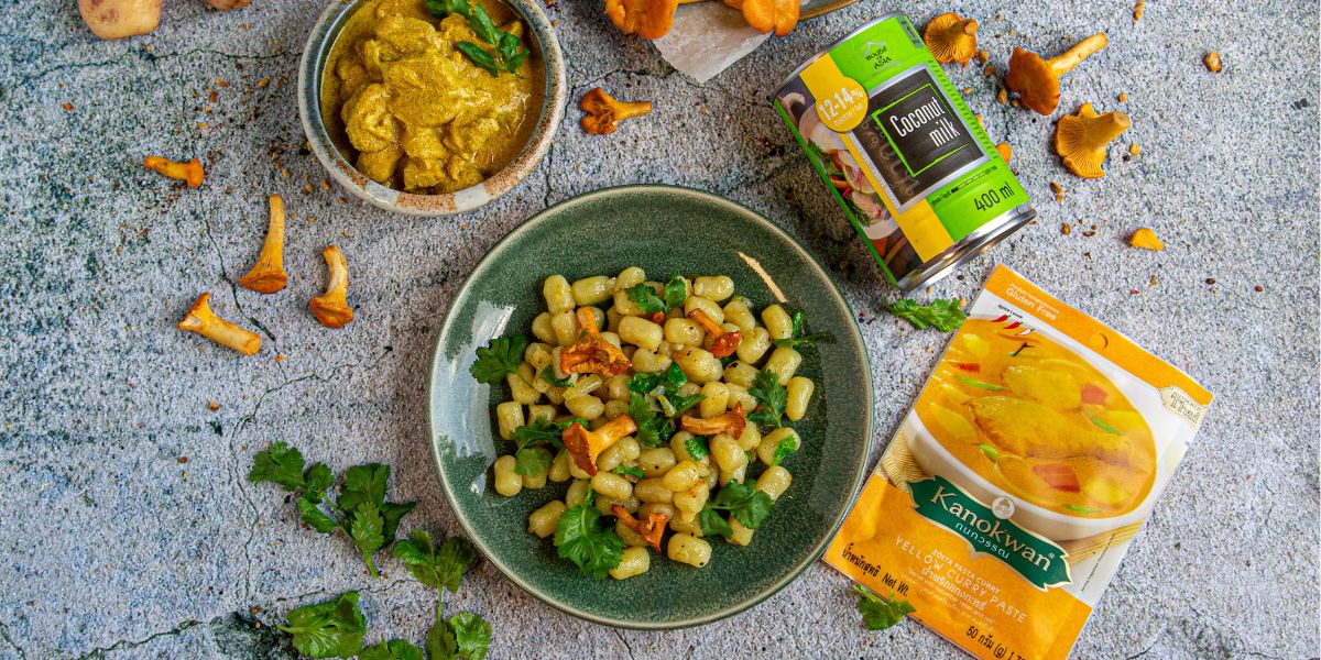 Kopytka z kurczakiem w sosie żółte curry Kanokwan