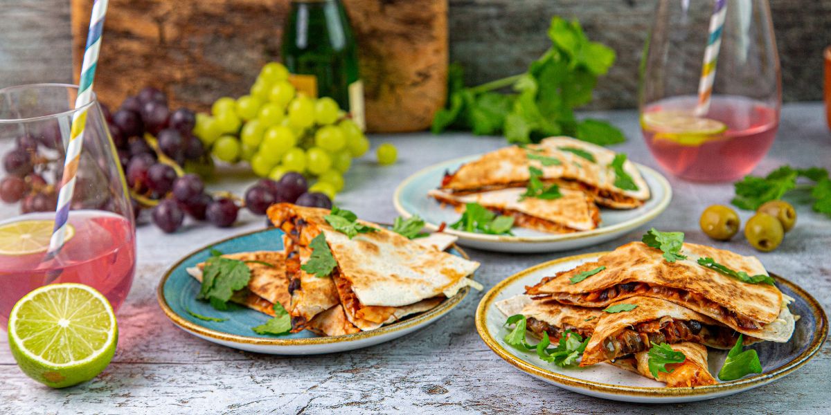 Quesadilla z jackfruitem i czarną fasolą