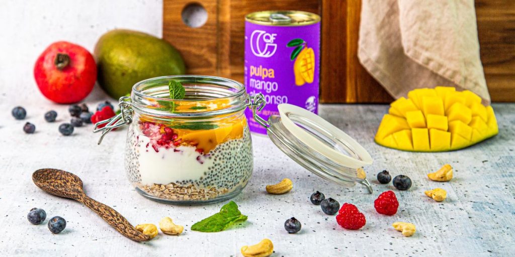 Słoik z owocami chia, mango i jogurtem QF Quality Food