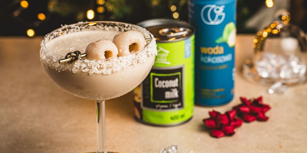 Kokosowe lassi z owocami liczi na bazie wody kokosowej Yummy fotografia kulinarna