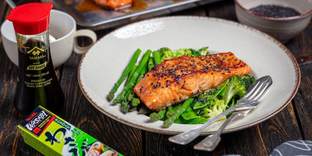 Łosoś z zielonymi warzywami Praktykulinarni