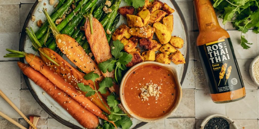 Grillowane warzywa z kąskami kurczaka w sosie satay Ros Thai Thai