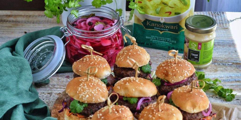 Mini burgery z pastą curry i azjatycką surówką Pysznie czy przepysznie Kanokwan