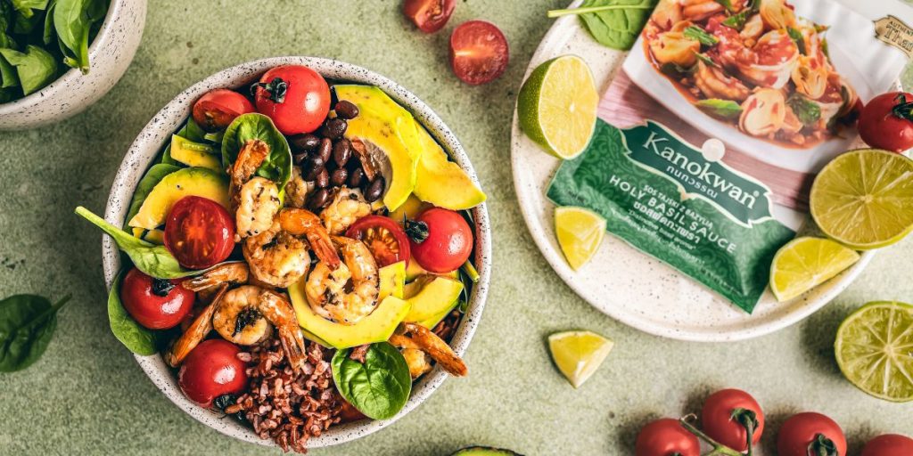 Sałatka z grillowanymi krewetkami w sosie Holy Basil Yummy_fotografia_kulinarna