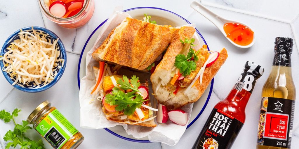 Wietnamska kanapka Banh mi z chrupiącym tofu i piklowanymi warzywami Food square