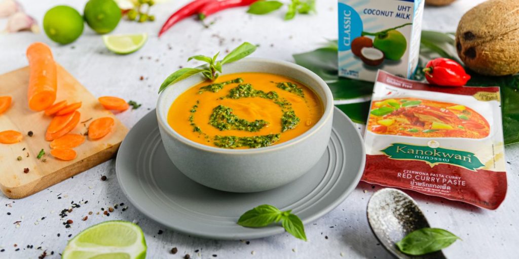 Zupa krem marchewkowy z pastą red curry i pesto z pietruszki