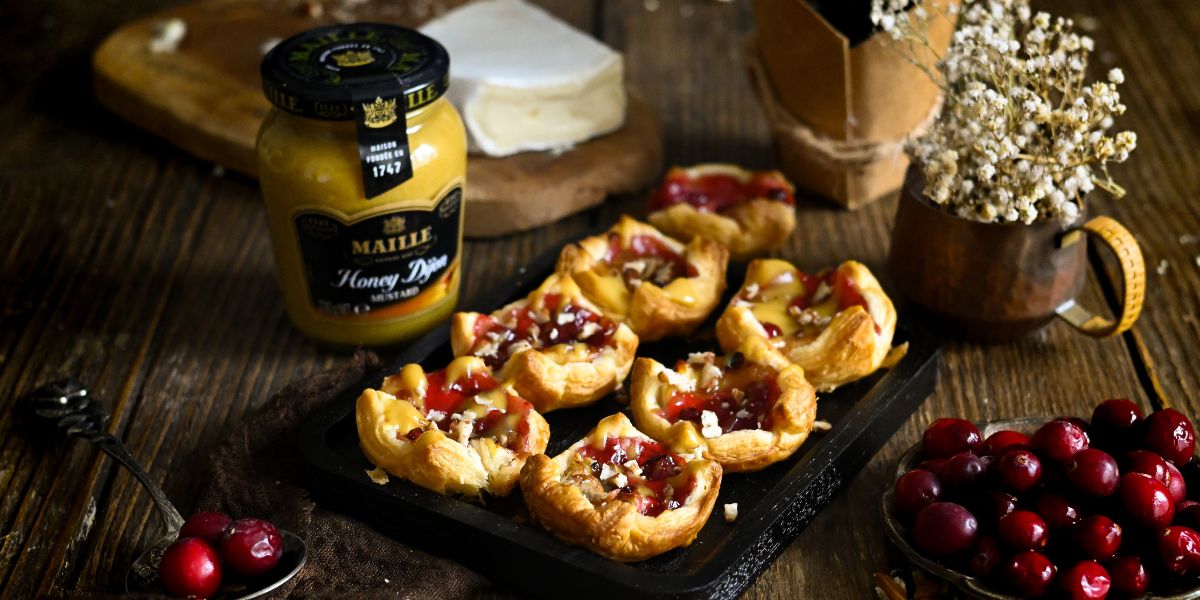 Kubeczki z ciasta francuskiego z serem brie, żurawiną i sosem musztardowo-miodowym Maille
