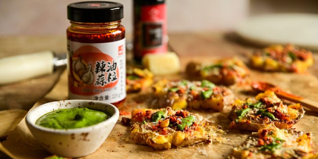 Gniecione, parmezanowe ziemniaczki z chrupiącym czosnkiem